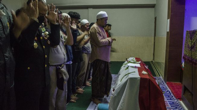 Anggota kepolisian bersama keluarga menyalatkan jenazah almarhum Aiptu Anumerta Sofyan di masjid kawasan Cibogo, Bandung, Jawa Barat, Rabu (7/12/2022). [ANTARA FOTO/Novrian Arbi].