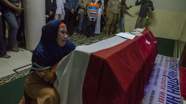 Anggota keluarga menangis di dekat keranda jenazah almarhum Aiptu Anumerta Sofyan saat akan dishalatkan di masjid kawasan Cibogo, Bandung, Jawa Barat, Rabu (7/12/2022). ANTARA FOTO/Novrian].