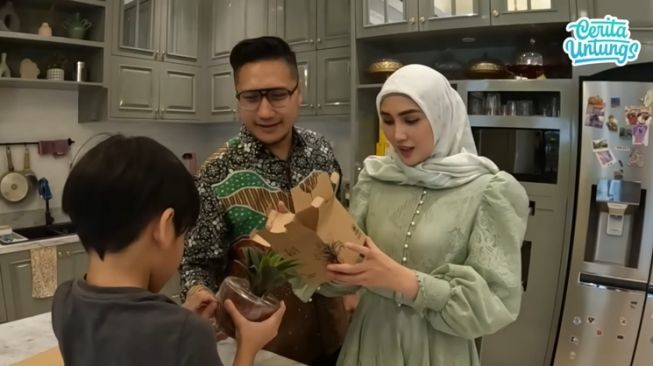 Adu Mewah Souvenir Nikah Anak Pejabat (YouTube/CERITA UNTUNGS)