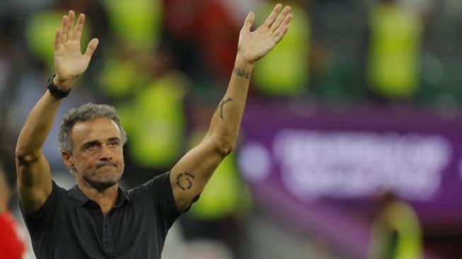 Pelatih timnas Spanyol Luis Enrique melabaikan tangan ke suporter setelah timnya tersingkir dari babak 16 besar Piala Dunia 2022 oleh Maroko lewat adu penalti di Education City Stadium, Al-Rayyan, Doha pada 6 Desember 2022. ANTARA/AFP/ODD ANDERSEN