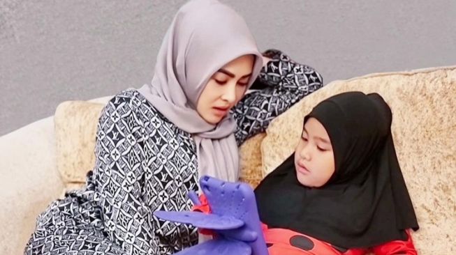 Gaya Syahrini Momong Anak (Instagram/@princessyahrini)