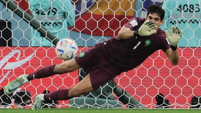 Kiper Timnas Maroko, Yassine Bounou tampil pada laga babak 16 besar Piala Dunia 2022 kontra Spanyol di Stadion Education City, Al-Rayyan, Qatar, Rabu (7/12/2022) dini hari WIB. [KARIM JAAFAR / AFP]