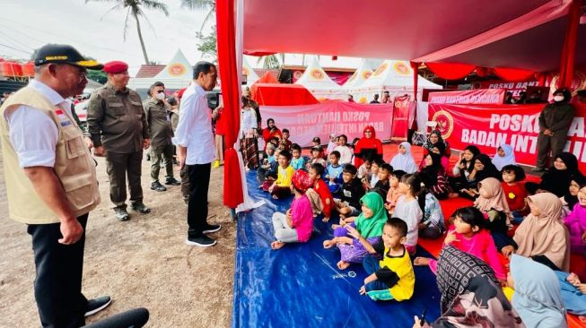 Presiden Joko Widodo atau Jokowi menengok anak-anak korban gempa Cianjur menjalani program trauma healing di Desa Cijedil, Kecamatan Cugenang, Cianjur, Jawa Barat, Kamis (8/12/2022). (Laily Rachev - Biro Pers Sekretariat Presiden)