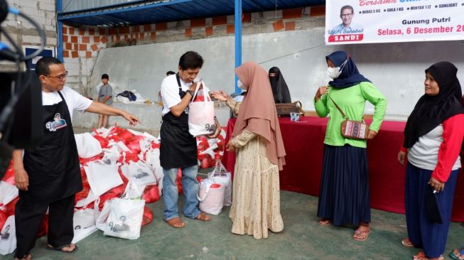 Sembako Murah untuk Warga Gunung Putri dari Relawan Sandiaga Uno: Bahan Pokok Terjangkau, Emak-emak Terpukau