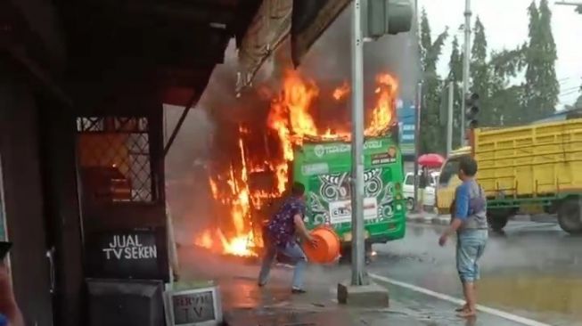 Bus Trans Metro Deli Terbakar di Medan, Sopir dan Penumpang Keluar Menyelamatkan Diri