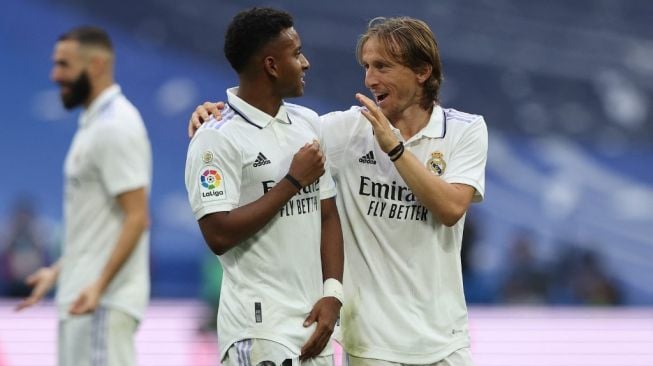 Penyerang Real Madrid, Rodrygo (kiri) dan gelandang Luka Modric. [Thomas COEX / AFP]