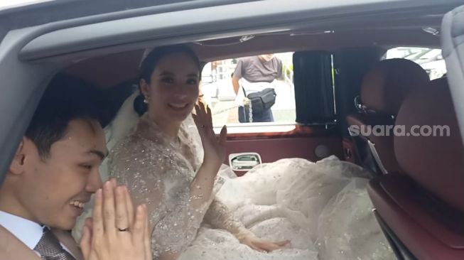 Momen Chelsea Islan dan Rob Clinton Cardinal usai menikah di Gereja Katedral, Jakarta Pusat pada Kamis (8/12/2022). [Suara.com/Rena Pangesti]