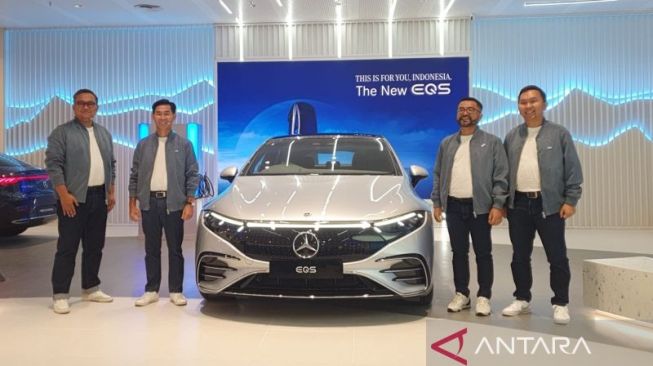 Seremoni peluncuran dua produk Mercedes EQ di Jakarta, tampak Choi Duk Jun, President Director PT Mercedes-Benz Distribution Indonesia (kedua dari kiri) [ANTARA/Livia Kristianti]