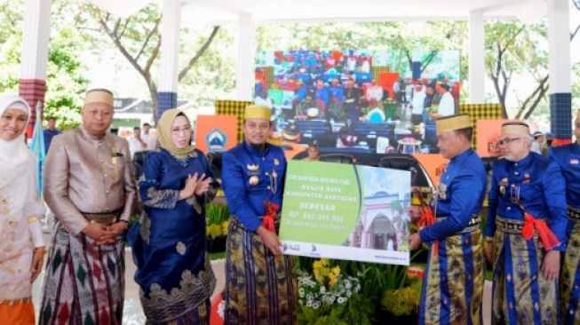 Gubernur Sulsel Serahkan Bantuan Rp800 Juta Untuk Masjid Raya Bantaeng