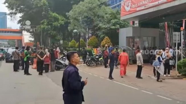 Kemacetan terjadi di Jalan Rasuna Said, Kuningan saat gedung Kemenkumham terjadi kebakaran. (tangkapan layar/ist)