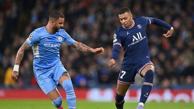 Striker Paris Saint-Germain Kylian Mbappe (kanan) bersaing dengan bek Inggris milik Manchester City Kyle Walker (kiri) selama pertandingan Grup A Liga Champions antara Manchester City vs Paris Saint-Germain di Stadion Etihad di Manchester, barat laut Inggris, pada 24 November 2021.Paul ELLIS / AFP.