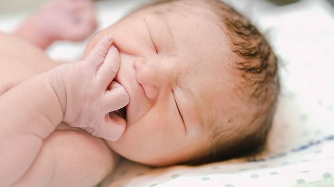 Anak pertama Adipati Dolken dan Canti Tachril (Instagram/@adipati)