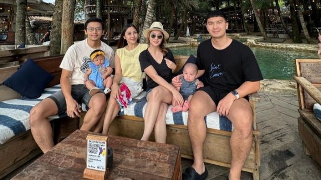 Potret Liburan Nikita Willy dan Adik di Bali (Instagram/@nikitawillyofficial94)