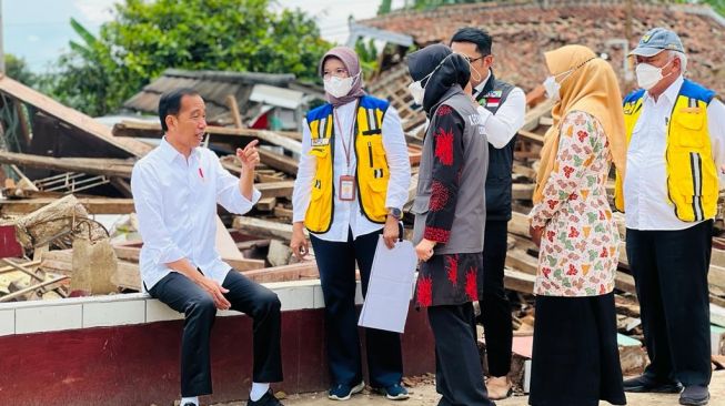 Presiden Joko Widodo atau Jokowi meninjau Sekolah Dasar Negeri (SDN) Sukamaju 1 di Desa Benjot, Kecamatan Cugenang, Cianjur, Kamis (8/12/2022). (Laily Rachev - Biro Pers Sekretariat Presiden)