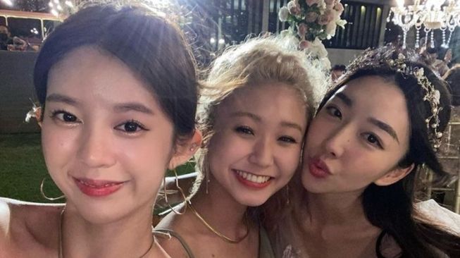 Potret artis Korea kondangan di Indonesia (Instagram/@gwtbutterflytts)