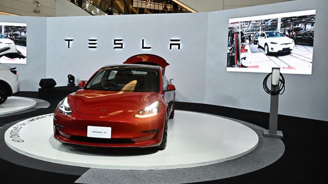 Mobil listrik Tesla Model 3 diresmikan pada waktu acara peluncuran resmi Tesla pada Bangkok, Thailand, Rabu (7/12/2022). [Lillian SUWANRUMPHA/AFP]