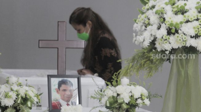 Sejumlah kerabat melayat jenazah ayah Marsha Aruan, Budi Maruli Aruan di Rumah Duka RS Ukrida, Jakarta, Kamis (8/12). [Suara.com/Oke Atmaja]