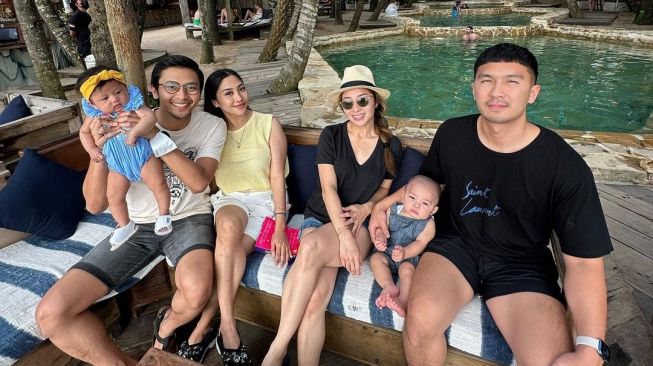 8 Potret Liburan Nikita Willy Bareng Adik di Bali, Sama-sama Kompak Momong Anak