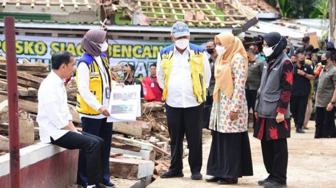 Kunjungi Cianjur, Presiden Jokowi Minta Menteri PUPR Selesaikan Perbaikan SDN Sukamaju 1 dalam 3 Bulan