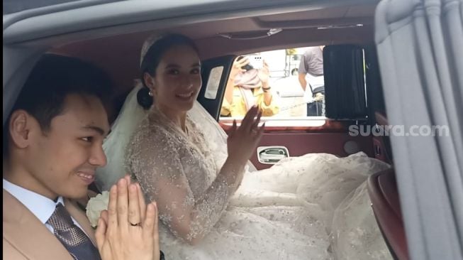 Momen Chelsea Islan dan Rob Clinton Cardinal usai menikah di Gereja Katedral, Jakarta Pusat pada Kamis (8/12/2022). [Suara.com/Rena Pangesti]