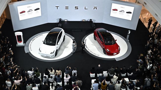 Mobil listrik Tesla Model Y (kiri) dan Tesla Model 3 (kanan) diresmikan dalam acara peluncuran resmi Tesla di Bangkok, Thailand, Rabu (7/12/2022). [AFP/Lillian Suwanrumpha]