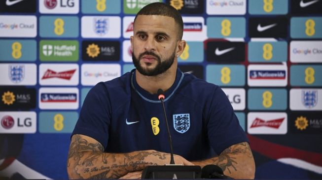 Pemain Timnas Inggris, Kyle Walker menghadiri konferensi pers jelang laga Piala Dunia 2022 kontra Prancis. [Paul ELLIS / AFP]