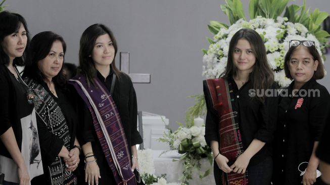 Marsha Aruan (kanan) berfoto bersama dengan kerabat di Rumah Duka, RS Ukrida, Jakarta, Kamis (8/12). [Suara.com/Oke Atmaja]