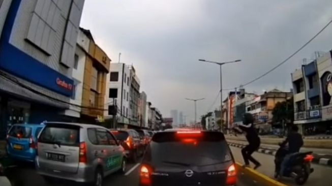 Viral Jambret Rampas HP Sopir Taksi Online Di Roxy Saat Kaca Mobil Terbuka