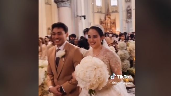 Momen pernikahan Chelsea Islan dan Rob Clinton Kardinal di Gereja Katedral