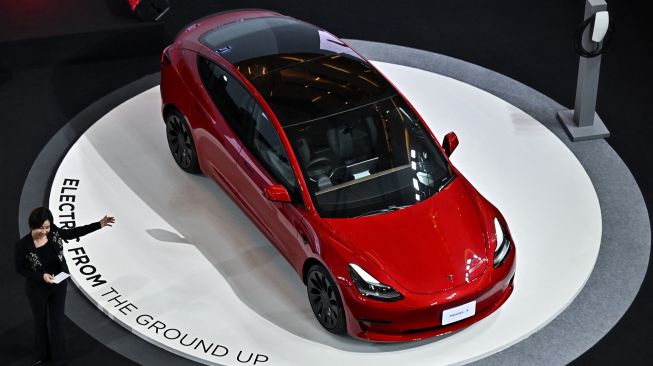 Mobil listrik Tesla Model 3 diresmikan pada waktu acara peluncuran resmi Tesla di dalam Bangkok, Thailand, Rabu (7/12/2022). [Lillian SUWANRUMPHA/AFP]