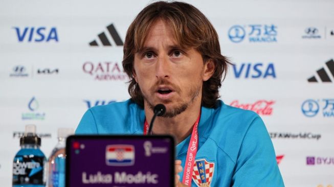 Kapten Timnas Kroasia, Luka Modric menghadiri konferensi pers jelang laga perempat final Piala Dunia 2022 kontra Brasil. [JACK GUEZ / AFP]