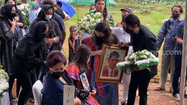 Suasana pemakaman ayah Marsha Aruan, Maruli Asi Budi Aruan  di TPU Tanah Kusir, Jakarta, Jumat (9/12/2022) [Suara.com/Adiyoga Priyambodo] 