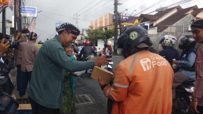 Erina-Kaesang Menikah, UMKM Purwosari Bagi-bagi Makanan Gratis di Jalanan Pakai Lurik dan Kebaya