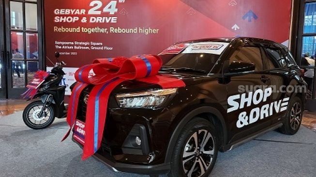 Shop&Drive Serahkan Hadiah Utama Daihatsu Rocky untuk Pelanggan Setia