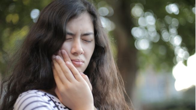 7 Cara Mengatasi Gigi Sensitif, Air Garam Bisa Jadi Andalan