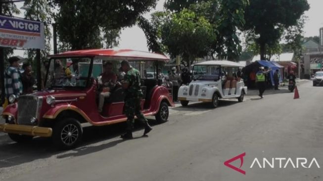 Golf Car bantuan dari UGM Yogyakarta untuk membantu mengantar tamu undangan pernikahan Kaesang Pangarep dan Erina Sofia Gudono yang disiapkan di area parkir Lapangan Kentungan, Sleman, Jumat (9/12/22) [ANTARA/Victorianus Sat Pranyoto]