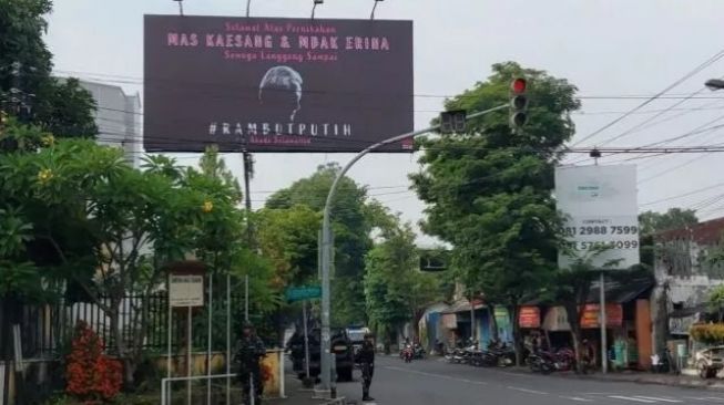 Heboh Baliho Si Rambut Putih Ucapkan Selamat ke Kaesang-Erina, Rocky Gerung: Itu Pasti Disetujui Ganjar!