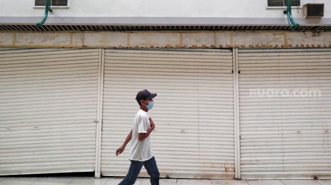 Suasana kios-kios pertokoan yang tutup dan sepi pengunjung di Mal Blok M, Jakarta Selatan, Jumat (9/12/2022). [Suara.com/Alfian Winanto]