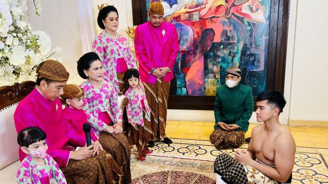 Presiden Joko Widodo beserta Ibu Negara Iriana melakukan prosesi siraman terhadap anak bungsunya, Kaesang Pangarep di Sumber Banjarsari, Solo, Jawa Tengah, Jumat (9/12/2022). [Foto dok. Tim Media Pernikahan Kaesang-Erina]