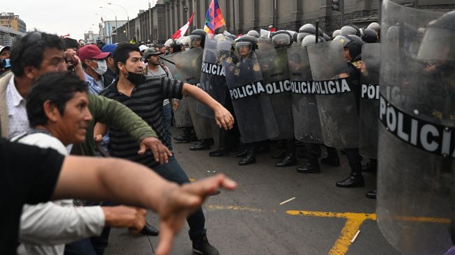 Kerusuhan Pecah di Peru Usai Presiden Pedro Castillo Dilengserkan