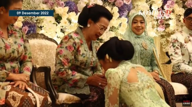 Erina Gudono sungkeman ke GKR Hemas dan KGBRAy Atika Purnomowati. [Tangkapan layar Youtube Kompas TV]