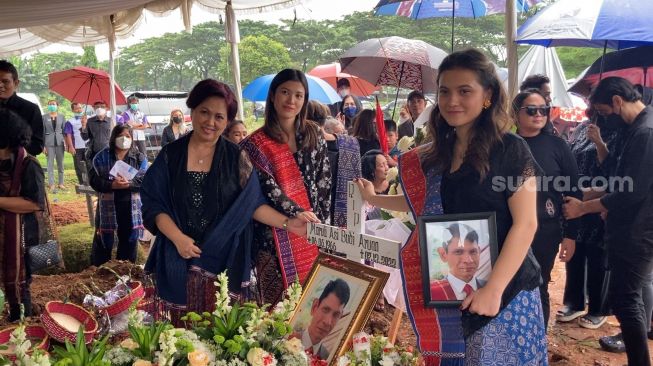 Berusaha Tegar di Pemakaman Ayah, Marsha Aruan: Mungkin Ini Jalan Terbaik Bagi Ayah