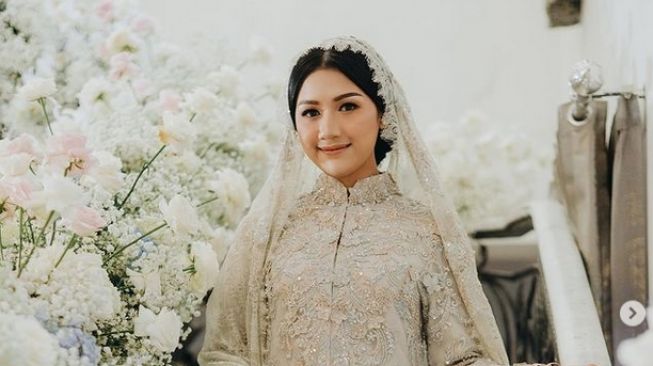 Busana Erina Gudono saat pengajian jelang pernikahan dengan Kaesang Pangarep. (Instagram/TheBrideStory)