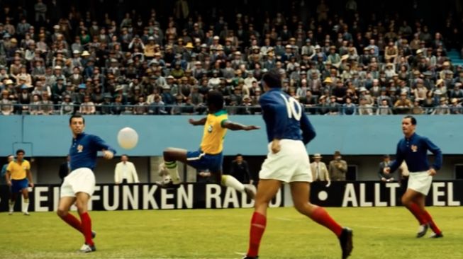 Pemain legendaris timnas Brazil, Pele (tengah jersey kuning) saat akan melakukan tembakan ke gawang Perancis dalam film Pele: Birth of Legend [NATALIE ROTERMAN / LATIN TIMES]