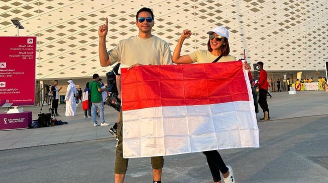 Darius Sinathrya dan Donna Agnesia nonton Piala Dunia 2022 Qatar. [Instagram]