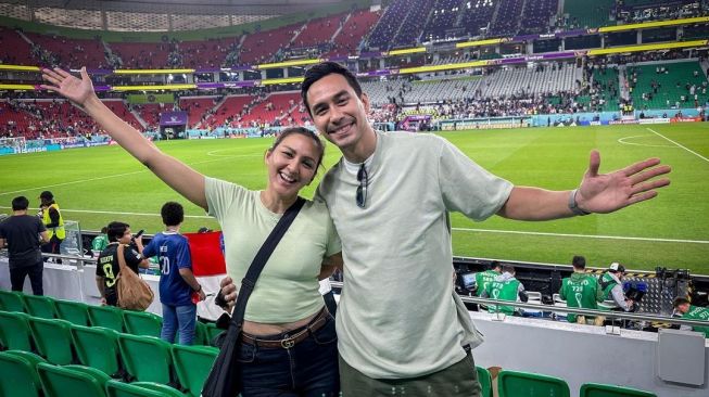 Darius Sinathrya dan Donna Agnesia nonton Piala Dunia 2022 Qatar. [Instagram]