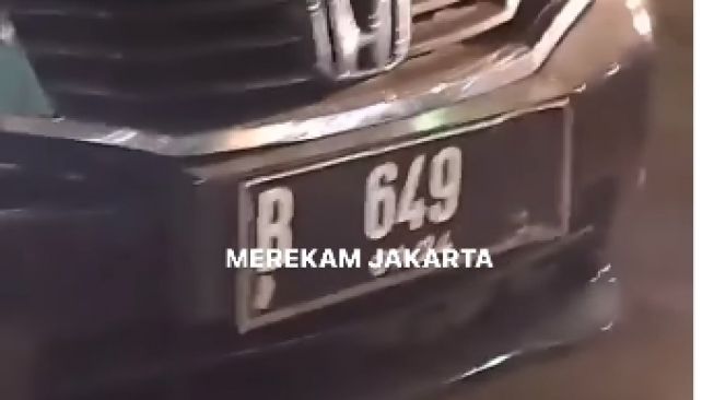 Plat nomor diduga milik pemobil yang todongkan pistol ke pemotor saat cekcok di Kebayoran Lama. (tangkapan layar/ist)