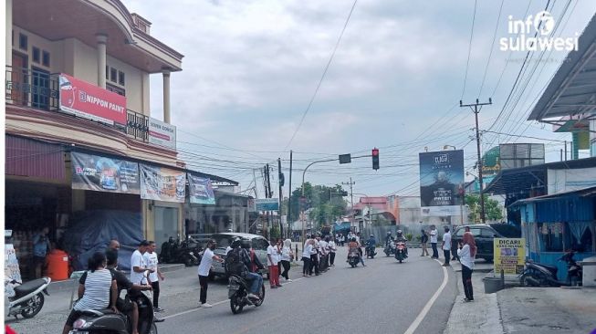 Kejari Touna Bagi-bagi Stiker,Rangka memperingati Hari Anti Korupsi Sedunia