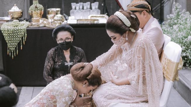 Potret Artis Jalani Sungkeman Jelang Nikah (Instagram/@aurelie.hermansyah)