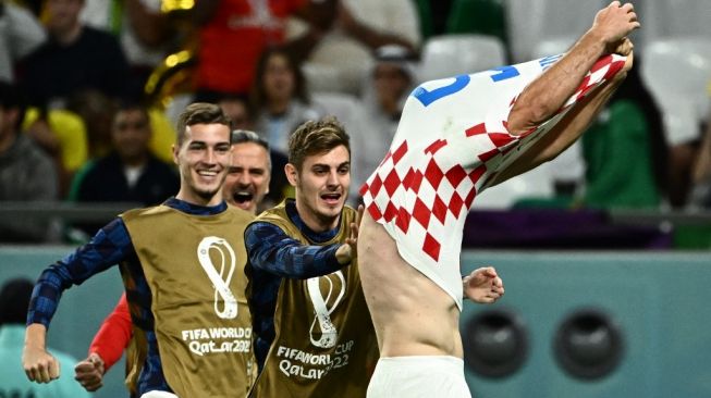 Penyerang Timnas Kroasia, Bruno Petkovic (kanan) merayakan gol ke gawang Brasil pada laga perempat final Piala Dunia 2022 di Stadion Education City, Al Rayyan, Qatar, Jumat (9/12/2022) malam WIB.[Jewel SAMAD / AFP]